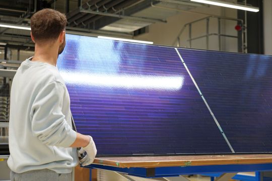 Das großflächige, sogenannte bifaziale 546-Watt-Perowskit-Silizium-Modul bei der Fertigung im Module-TEC des Fraunhofer ISE. Was diese Solarzellen für positive Auswirkungen haben, erfahren Sie im nebenstehenden Beitrag ...(Bild:  Fraunhofer ISE)
