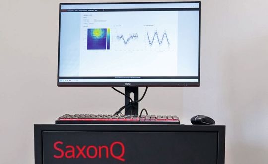 Tor in die Zukunft! Das ist der erste bewegliche Quantencomputer, der nicht viel größer ist als ein üblicher, hüfthoher Küchenschrank. Er arbeitet für das Sächsische Forschungsnetzwerk für Quantentechnologien (SAX-QT) und funktioniert sogar bei Raumtemperatur.(Bild:  Fraunhofer-IWU)