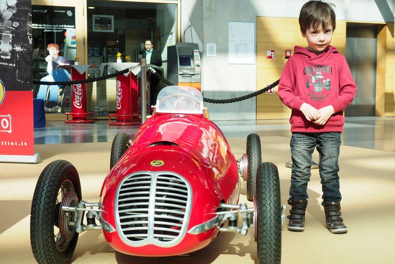 Früh übt sich: Ein kleiner Oldtimerfreund am nicht ganz so großen Oldie. (Messe Stuttgart)