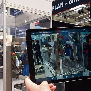 Ein Servicetechniker erhält am realen Produkt beispielsweise Informationen zu den verbauten Komponenten – über Augmented Reality.