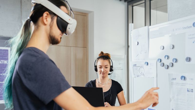 Können XR-Brillen Menschen mit Sehbehinderung im Arbeitsalltag unterstützen? Forschende das Karlsruher Instituts für Technologie (KIT) und des Fraunhofer-Instituts für Optronik, Systemtechnik und Bildauswertung (IOSB) arbeiten an einer Lösung.(Bild:  Amadeus Bramsiepe, KIT)