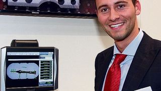 Durch Verfahren des Objekttisches ist es nach Aussage von Philipp Dymke von der Keyence Deutschland GmbH möglich, mit dem digitalen Messprojektor IM-6120 Objekte bis zu einer Länge von 200 mm auszumessen. (Bild: Schäfer)