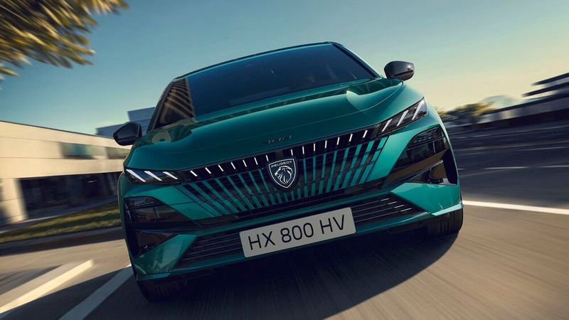 Das neuen Frontdesign wirkt bereits im Stand dynamisch: (Bild: Peugeot)