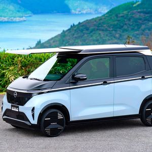 Nissan hat für seinen Elektro-Van Sakura ein variables Solardach entwickelt.(Bild:  Nissan)