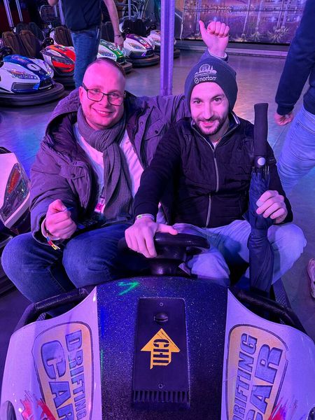 Robin Gillhaus lässt sich lässig von seinem Kollegen Eric Demurchyan inkl. Regenschirm fahren. (Bild: Vogel IT-Medien)