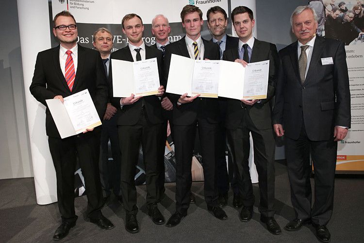 Die Gewinner des diesjährigen Drive-E-Awards: Arne Brix, Stephan Leppler, Morten Wetjen, Julian Timpner (v.l., erste Reihe). (Foto: Bundesministerium für Bildung und Forschung (BMBF))