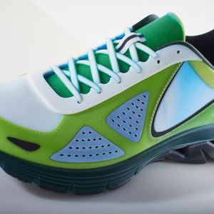 Dieser Sportschuh wurde mit dem 3D-Drucker J750 von Stratasys vielfarbig, mit glatten Oberflächen und einer gummiartigen Sohle hergestellt – in nur einem Druckvorgang.