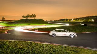 Vehicle Motion Management (VMM) von Bosch soll zentral sämtliche fahrdynamischen Funktionen des Autos steuern – und damit im Notfall schneller reagieren können. (Bild: Bosch)