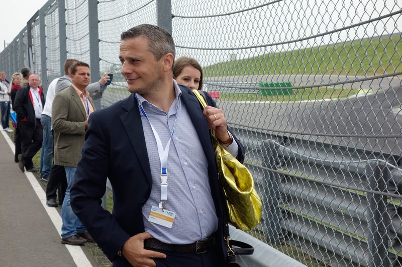 Einem waschechten Italiener steht einfach alles! Mille Grazie Pellegrino, dass Du auf meine Handtasche aufgepasst hast! (Bild: IT-BUSINESS)