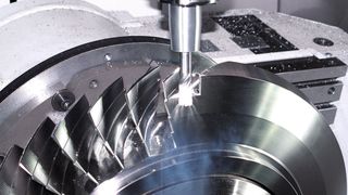 Zeigt auch bei hochfesten Werkstoff-Legierungen Durchhaltevermögen und Produktivitätsgewinn: das Vertikal-Bearbeitungszentrum NBV 700 5X bei der Zerspanung eines Titan-Blisks für eine Flugzeugturbine. Durch die patentierte Stickstoffkühlung (MAG IAS, LLC) konnte der Vorschub um 30 % erhöht werden, bei gleichzeitiger Verdopplung der Werkzeugstandzeit.  (Bild: MAG)