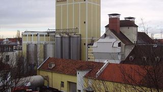 Zu Eng: Auf dem Nockherberg ist kein Platz mehr für die Brauerei und ihre Logistikprozesse. Ein Umzug ist beschlossen.  (Bild: Gamsbart unter GNU Lizenz, wikipedia.de)