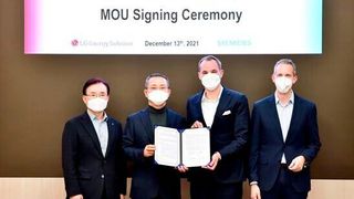 Von links nach rechts: Myung Hwan Kim, CPO LG Energy Solutions; Young Soo Kwon, CEO und Vice Chairman, LG Energy Solutions; Cedrik Neike, MBM Siemens AG und CEO Digital Industries; Rainer Brehm, CEO Factory Automation Siemens Digital Industries.  (Siemens)