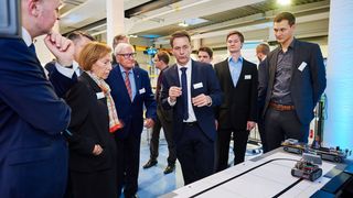 ITL-Leiter Prof. Dr. Jochen Kreutzfeldt (Mitte) erläutert Staatsrat Dr. Rolf Bösinger (l.) sowie den Gesellschaftern Ursula Lange und Franz Günther Wolf die Forschungsschwerpunkte des Instituts. (Christian Schmid, www.christianschmid.com)