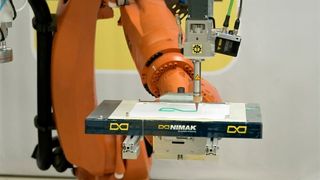 Das Nimak-Dosiersystem „Smartdosing+“ appliziert hier eine Klebenaht. Das Besondere ist, dass das neuartige, elektromotorische Fasspumpenkonzept einen meist relativ teuren Dosierer überflüssig macht, wie Nimak betont.  (Nimak)