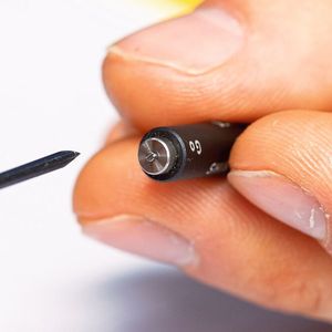 Das Lehren mit dem Gewindelehrring bei Gewinde-Durchmessern ab 0,2 mm erfordert einiges an Fingerspitzengefühl.(Bild:  Horn/Sauermann)