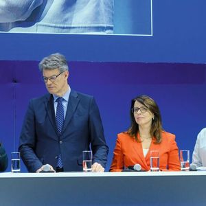 ZDK-Präsident Thomas Peckruhn (v.li) im Gespräch mit Bundesverkehrsminister Patrick Schnieder, VDIK-Präsidentin Imelda Labbé und VDA-Präsidentin Hildegard Müller.(Bild:  Zietz – VCG)