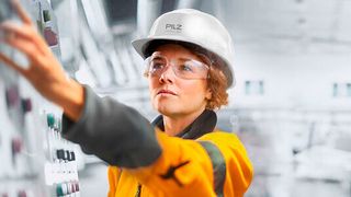 Auch Sicherheitskonzepte für Mitarbeiter werden auf dem Stand 2D32 von Pilz präsentiert. Im Mittelpunkt steht unter anderem ein Zugangsberechtigungssystem für die Maschinensicherheit. (Pilz)