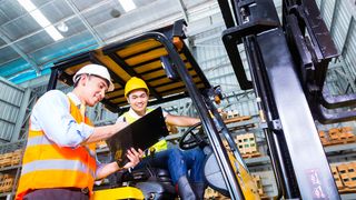 Häufig mangelt es in der innerbetrieblichen Logistik noch an digitalen Prozessen. (Bild: shutterstock.com)