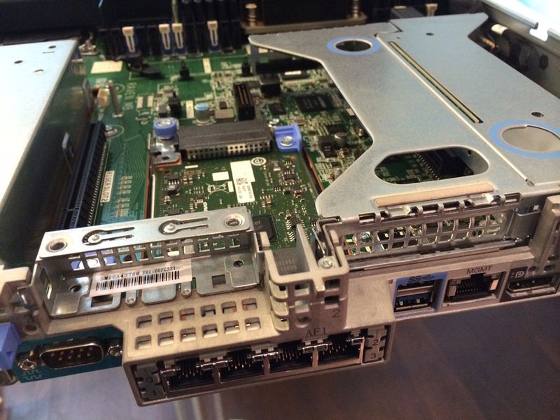 Abbildung 12: Hier gut zu erkennen: Das Any-Fabric-Design für eine Vielzahl an I/O-Kombinationen, inklusive bis zu 10 GB Ethernet-Anschlüssen und vier Fibre-Channel-Port im Modell RD 650.  (Ostler)