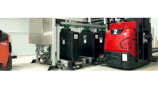 Die Gabelhubwagen navigieren autonom – auch zum Batteriewechsel. (Bild: Asti Mobile Robotics)