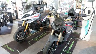 Mehrere Autohändler in Deutschland vertrieben Energica-Motorräder als Ergänzung zu ihrer E-Auto-Palette. (Bild: Dominsky – VCG)