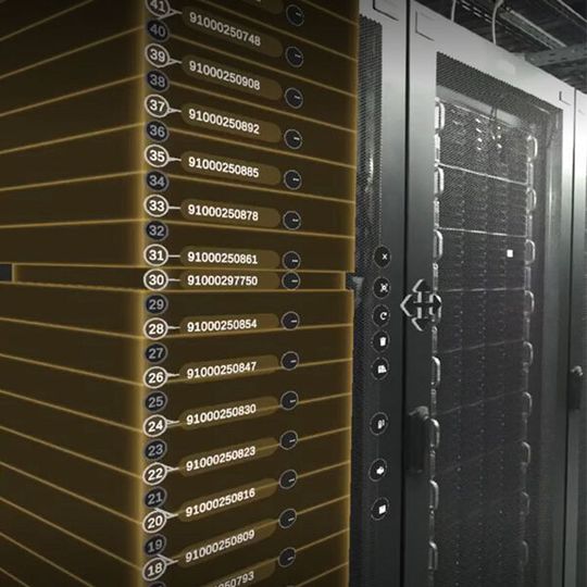 Das Bild zeigt den Digitalen Zwilling eines Racks im Rechenzentrum Green IT Cube, der über dem echten physischen Rack liegt und so eine visuelle Echtzeit-Inspektion ermöglicht.(Bild:  DC Smarter)