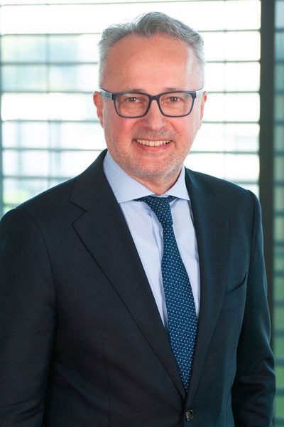 Neues Mitglied in der Geschäftsführung in der FEV Group: Mit Wirkung zum 1. August 2018 übernahm Michael Wilhelm die Position des Chief Sales Officer (CSO). Er verantwortet damit den globalen Vertrieb der FEV Group.   Wilhelm studierte Maschinenbau an der RWTH Aachen, wo er im Anschluss am Lehrstuhl für Angewandte Thermodynamik promovierte. Seit 1990 ist er bei der FEV in verschiedenen Funktionen tätig, zuletzt verantwortet er als Geschäftsführer der FEV Asia den Vertrieb in der Region Asien. (FEV)