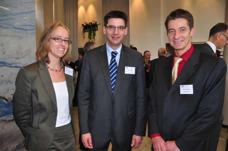 von links: Sabine Mühlenkamp (PROCESS), Jörg Freitag (Profibus) und Ronald Heinze (VDE Verlag) (Bilder: M. Henig, J. Nellen / PROCESS) (Archiv: Vogel Business Media)