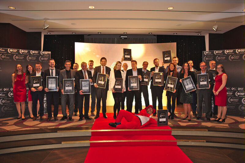 Die Gewinner der CloudComputing-Insider-Awards aus allen Kategorien im Gruppenbild mit Chefredakteur Florian Karlstetter (6. v.l.) und den rot gekleideten Award-Feen. (artful rooms / VIT)