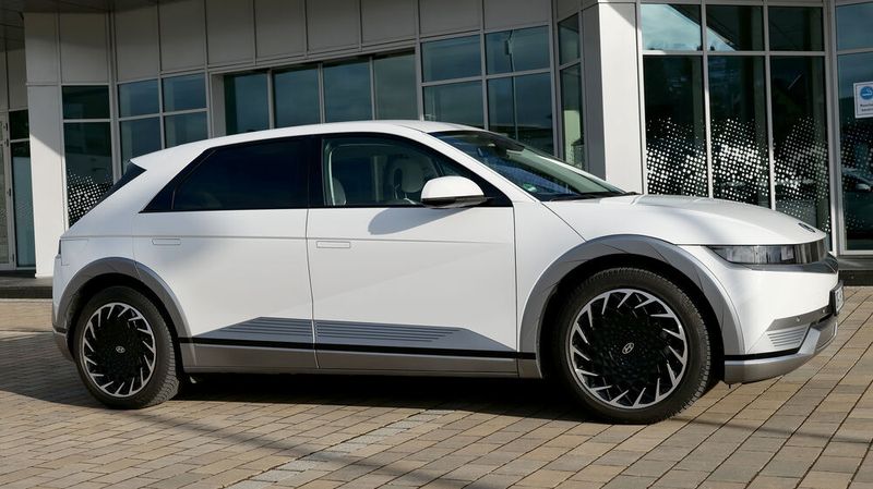 Der lange Radstand und die kurzen Überhänge sorgen für üppige Platzverhältnisse im Innenraum. (Bild: Schmidt/»kfz-betrieb«)