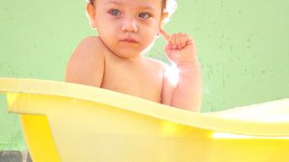 Ein Säugling im Bade. (Foto: Flickr-User Adriano Aurelio Araujo)