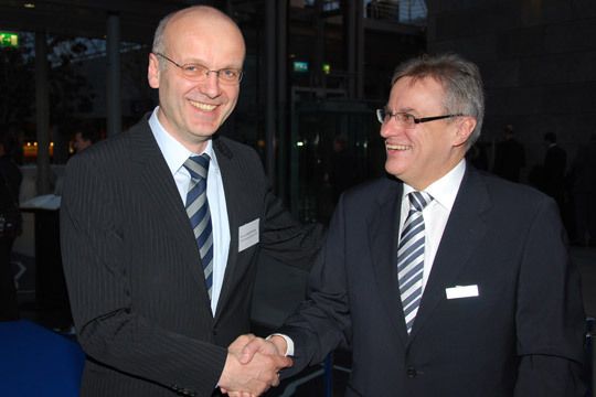 Almeroth begrüßte auch Jürgen Bönninger von der FSD Fahrzeugsystemdaten GmbH. (Archiv: Vogel Business Media)