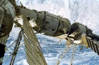 Der Basis-Block (links) und das KVANT-1-Modul (rechts) waren die ersten Bestandteile der Mir, als die Raumstation 1986 den Betrieb aufnahm. (NASA)