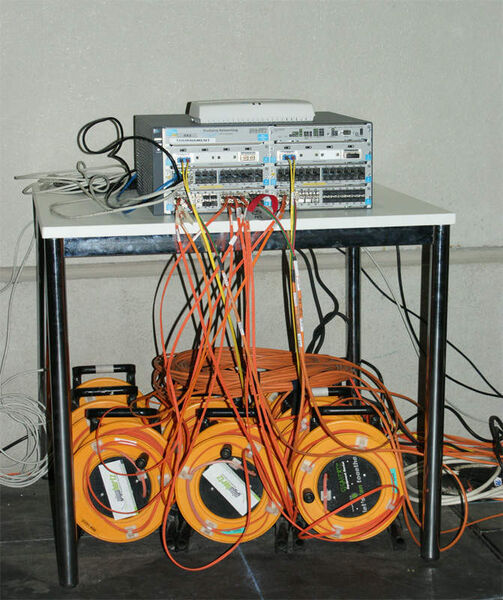 Der Verteiler im Pressezentrum. Auf dem Switch steht zudem ein Wireless Router von Hp ProCurve. (Archiv: Vogel Business Media)