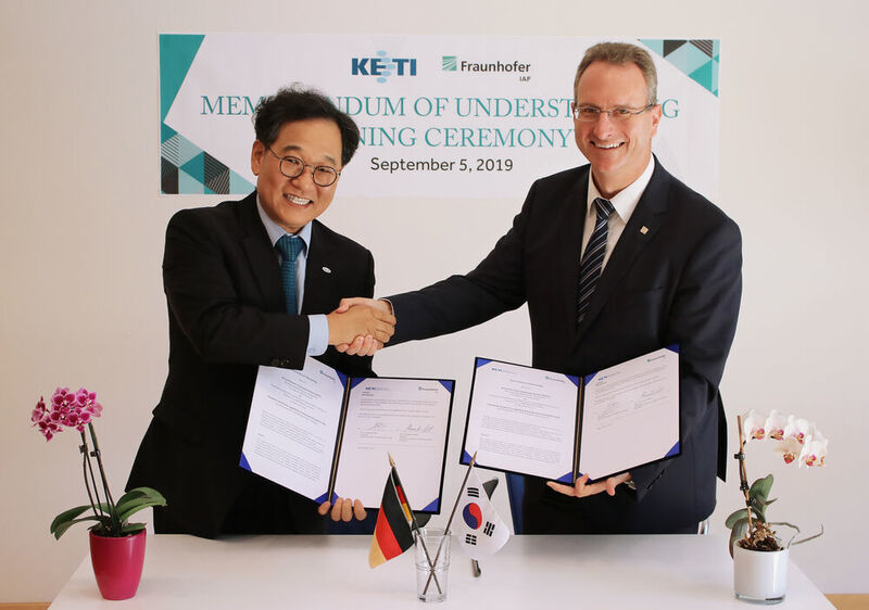 Dr. Youngsam Kim, Präsident von KETI und Prof. Alexander Böker, Leiter des Fraunhofer IAP besiegeln die Weiterführung ihrer Kooperation. Thema ist die Entwicklung von QD-Farbfiltern für Mikro-LEDs in Displays. (Fraunhofer IAP)