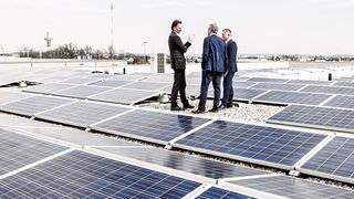 Beim Audi-Zentrum Hof der Motor-Nützel-Gruppe gibt es auf dem Dach zwischen den Fotovoltaikanlagen kaum noch Platz.  (Bild: Motor Nützel)