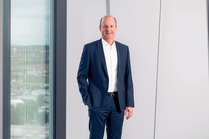 Christian Müller, Geschäftsführung Vertrieb des Werkzeugmaschinenbauers Grob-Werke, glaubt, dass Digitalisierung bei Fachkräftemangel positiv unterstützen und einige Aufgabenbereiche teilweise übernehmen kann. Soviel zu einem weiteren Mittel gegen Fachkräftemangel. (Bild: Grob-Werke)