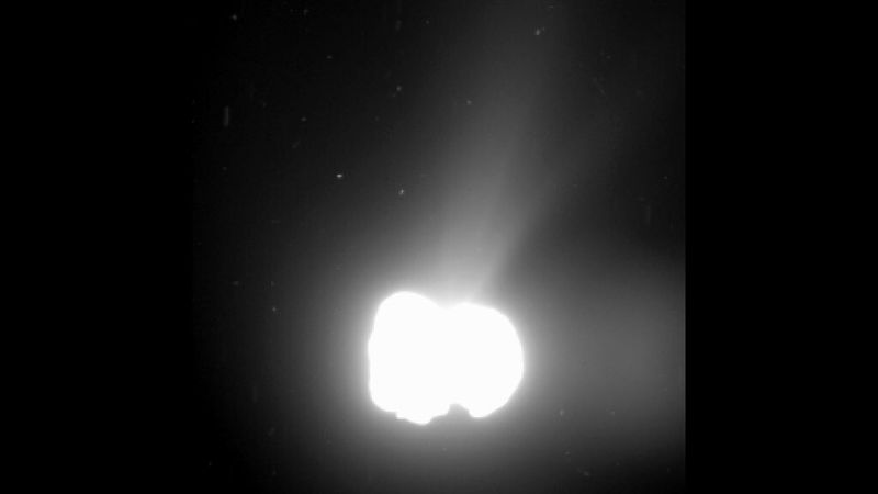 Das Bild wurde aus einer Entfernung von 550 km von Rosettas Osiris-Kamera aufgenommen. Die Belichtungszeit betrug 330 s. Der Kometenschweif weist auf die Aktivität des Kometen hin. Das Bild hat eine Auflösung von 55 m/Pixel. (Bild: ESA)