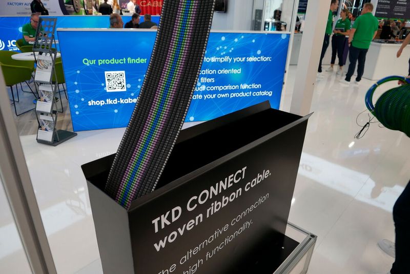 Bei TKD werden Kabel mithilfe eines gewobenen Netzes zusammengehalten. Das Angebot des Unternehmens ist dabei sehr individuell und kann sich komplett nach dem spezifischen Kundenwunsch ausrichten. Die Vorteile mit dem gewobenen Netz: die Materialien sind günstiger und platzsparender, das Auf- und Abrollen lautlos. Das Unternehmen kann sich etwa Einsätze im Theater vorstellen.  (Bild: Sandro Kipar/VCG)