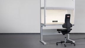 Beispiel für modulare Reinraumtechnik: Die Laminar Flow Box mit höhenverstellbarem Arbeitstisch von item Industrietechnik verwendet ein rostfreies Lochblech als Arbeitsfläche. So wird die Verdrängungsströmung ohne Verwirbelung abgeleitet. Die integrierte Haube können Sie individuell auf Ihren Produktionsprozess abstimmen  (Bild: item)