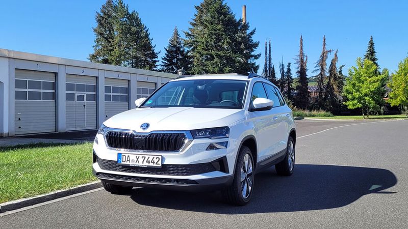 1. Die Optik: Über Geschmack lässt sich streiten. Aber unabhängig davon, ob einem das Design des Skoda Karoq nun gefällt oder nicht: Aufregend geht anders. Äußerlich gibt es wenig hervorzuheben. Aber dementsprechend auch nichts, was polarisiert.  (Bild: Wehner - VCG)