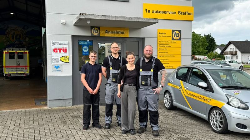 Das Team des 1a Autoservice (v.r.n.l): Niko Steffen mit seiner Ehefrau, Kfz-Meister Pascal Maier und ein bei unserem Besuch anwesender Schülerpraktikant. Mathias Paulus – der dritte Meister im Bunde – hatte wohlverdienten Urlaub. (Bild: Schreiner – VCG)