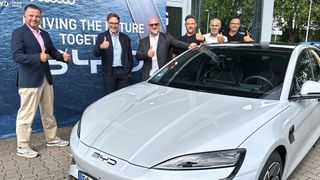 Freuen sich auf die Zusammenarbeit (von links): Ruhrdeich-Chef Peter Gerards, BYD-Deutschlandchef Lars Bialkowski, Ruhrdeich-Vertriebsleiter Sascha Lenzen, der künftige Markenverantwortliche in der Gruppe, Marc Frimmersdorf, sowie Markus Allmang und Sascha Heinz aus dem Duisburger Verkaufsteam von Ruhrdeich.  (Bild: Ruhrdeich-Gruppe)