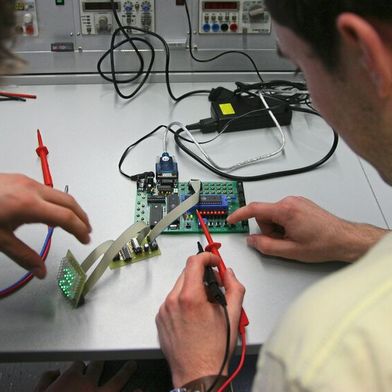 Messtechnik gehört zur Validierung elektronischer Systeme. Bei schnellen Datenschnittstellen prüfen Entwickler unter anderem Signalqualität, Jitter und Übertragungsverluste. (Bild: frei lizenziert)