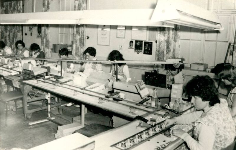 Ein Blick ins Archiv: Alte Zeitungsausschnitte dokumentieren die Entwicklung von VTQ und zeigen, wie das Unternehmen über die Jahre in der regionalen und fachlichen Öffentlichkeit wahrgenommen wurde. Die Sammlung macht sichtbar, dass Unternehmensgeschichte nicht nur aus Produkten, Kennzahlen und Meilensteinen besteht, sondern auch aus vielen kleinen Momentaufnahmen. (Bild: VTQ Videotronik GmbH)