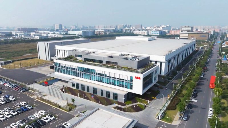 Rund 150 Millionen Dollar hat sich ABB den Neubau der Mega-Roboterfabrik in China kosten lassen. Etwa 67.000 Quadratmeter umfasst die Anlage, wobei 8.000 Quadratmeter für die Roboterforschung nebst KI und digitale Zwillinge sowie Software vorgesehen sind. Das Werk vereine nicht zuletzt die physische mit der virtuellen Arbeitswelt.