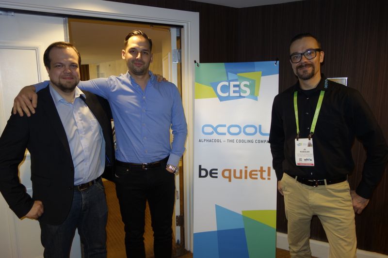 (v. l. ) Martin Pajenkamp und Aaron Licht, technikPR, mit Joachim Puwalski, Alphacool, zeigen ihre CES Neuheiten. (Bild: IT-BUSINESS)