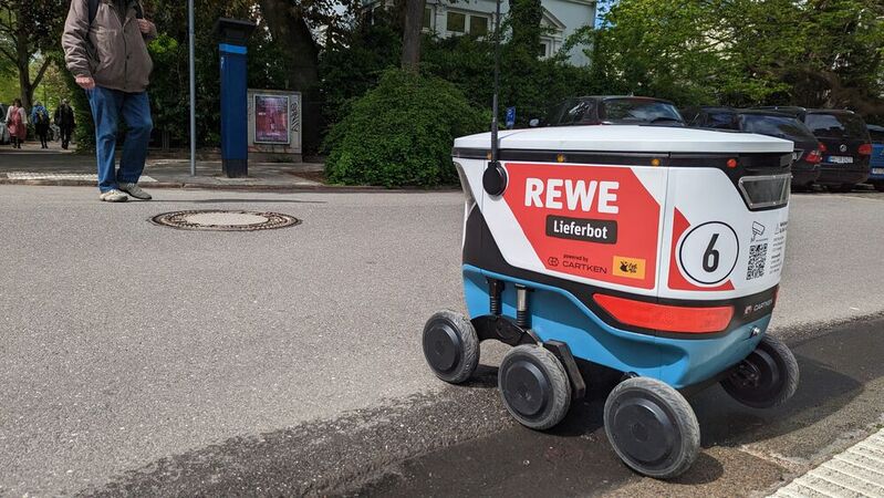 Dieser „Warenkorb“ von Rewe ist nicht etwa vergessen worden – er fährt selbstständig und autonom per „Last Mile“-App gesteuert bis nach Hause zu Zielen in Hamburg-Eimsbüttel.
