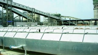 Zur Verfestigung von Kohleschlamm zu Heizmaterial lieferte Sandvik zwölf Stahlbandanlagen in die Innere Mongolei.  (Bild: Sandvik)