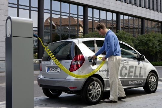 Nach drei Stunden Ladezeit an einer 400-Volt-Ladestation reicht die Energie für 100 Kilometer Fahrstrecke. An der Haushaltssteckdose braucht der E-Cell acht Stunden um die gleiche Energiemenge „nachzutanken“. (Archiv: Vogel Business Media)